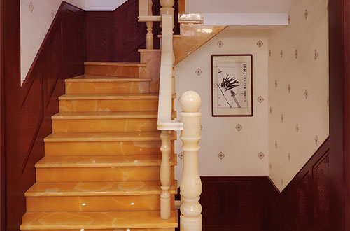 武夷山中式别墅室内汉白玉石楼梯的定制安装装饰效果